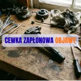 Warsztat samochodowy z narzędziami i tekstem "CEWKA ZAPŁONOWA OBJAWY".