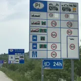 Znaki drogowe w Polsce informujące o opłatach, ograniczeniach prędkości i teren zabudowany.