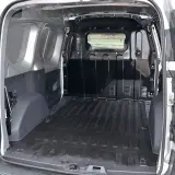Pusta przestrzeń ładunkowa Dacia Dokker, idealna do transportu. Sprawdź wymiary, by zaplanować przewóz.