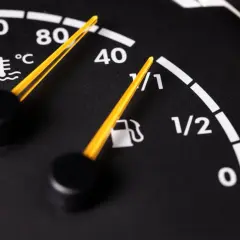 Wskaźnik temperatury silnika pokazuje, że kontrolka płynu chłodniczego jest w normie. Obok wskaźnik paliwa jest prawie pełny.