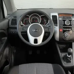 Wnętrze Kia Venga 1.4 benzyna: kierownica z logo Kia, deska rozdzielcza z radiem i nawiewami, dźwignia zmiany biegów.