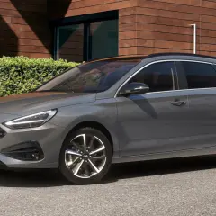 Szary Hyundai i30 kombi, idealny na rodzinne wyjazdy. Sprawdź atrakcyjną cenę nowego modelu!