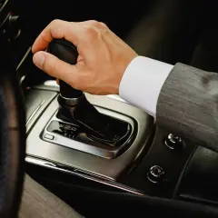 Gdzie jest skrzynia biegów w samochodzie? Kluczowe informacje i porady