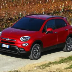 Czerwony Fiat 500 XL na tle jesiennych winnic.