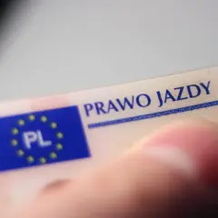 Zabrane prawo jazdy na 3 lata co dalej? Widok na polskie prawo jazdy, które trzyma dłoń.