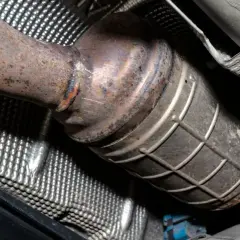 Rdza na rurze wydechowej i katalizatorze. Zastanawiasz się, ile trwa wypalanie dpf na postoju?
