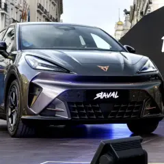 Nowa Cupra prezentuje się imponująco na tle miejskiej architektury. Jej futurystyczny design przyciąga wzrok.