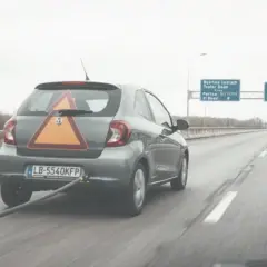 Jakie światła ma mieć pojazd holowany, aby uniknąć niebezpieczeństw?