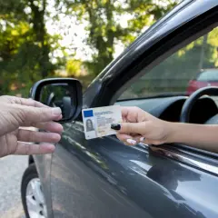 Ile czeka się na odbiór prawa jazdy? Sprawdź, jak uniknąć opóźnień i przyspieszyć proces