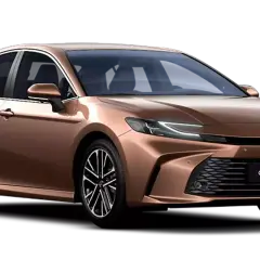 Nowa Toyota Camry 2024 w kolorze miedzianym, z nowoczesnymi światłami LED i napędem hybrydowym.