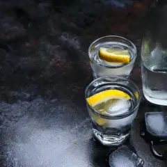 Szklanki z wódką i lodem, ozdobione plasterkami cytryny. Ile trzyma 250 ml wódki? Zależy od apetytu!