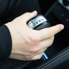 Jak jeździć z automatyczną skrzynią biegów i unikać najczęstszych błędów