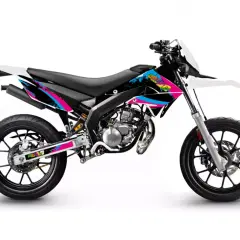 Motocykl Derbi Senda z kolorowymi naklejkami w stylu retro.