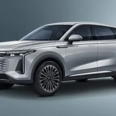 Srebrny SUV OMODA 9 z eleganckim grillem i nowoczesnymi światłami.
