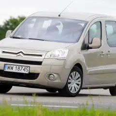 Beżowy Citroen Berlingo 2 na drodze, z tablicą rejestracyjną WW 1874S.