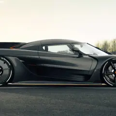 Czarny Koenigsegg Jesko, symbol luksusu i osiągów. Jego cena jest astronomiczna, ale dla koneserów to spełnienie marzeń.