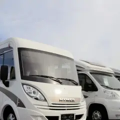 Ile osób może jechać kamperem? Odkryj maksymalną pojemność pojazdu
