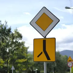Znak drogowy informuje o pierwszeństwie przejazdu i rozwidleniu drogi.