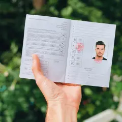 Międzynarodowe prawo jazdy z fotografią mężczyzny. Dokument zawiera informacje o kategoriach pojazdów i wykluczeniach.