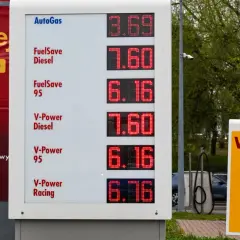 Cena benzyny 95 na tablicy informacyjnej stacji paliw wynosi 6.16. Obok widnieją ceny diesla i autogazu.
