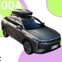 Szary samochód OMODA 9 z boxem dachowym, gotowy na podróż.