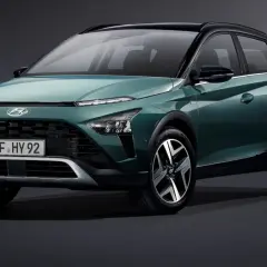 Zielony Hyundai Bayon z czarnym dachem, widok z przodu.
