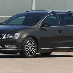 Ciemnoszary Volkswagen Passat Variant z silnikiem 2.0 TDI, zaparkowany na zewnątrz.