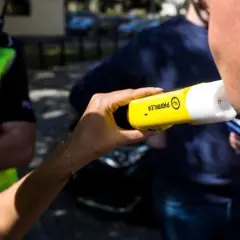 Czy można zbadać pracownika alkomatem? Poznaj ważne przepisy i zasady