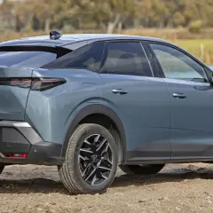 Szary Peugeot 3008 Hybrid na tle natury. Sprawdź jego atrakcyjną peugeot 3008 cena.