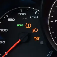 Kontrolka TPMS (co to?) świeci się na desce rozdzielczej, sygnalizując problem z ciśnieniem w oponach.