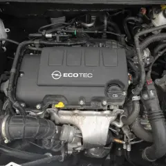 Silnik Opel Mokka 1.4 Turbo Ecotec. Widok komory silnika z turbosprężarką i przewodami.