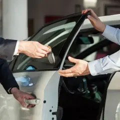 Przekazanie kluczyków do nowego auta. Idealne rozwiązanie dla Ciebie – leasing dla osoby prywatnej.