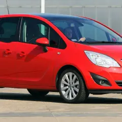 Czerwony Opel Meriva 1.7 CDTI z czarnym dachem, zaparkowany na zewnątrz.