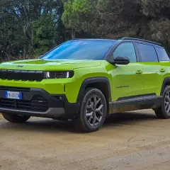 Jaskrawozielony Jeep Compass 2025 na drodze gruntowej, gotowy na przygodę.