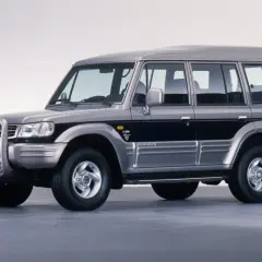 Srebrny Hyundai Galloper V6 LPG, terenowy SUV z lat 90. z czarnymi pasami na drzwiach.