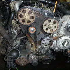 Silnik 1.9 TDI z widocznym rozrządem. Planujesz wymianę rozrządu 1.9 tdi? Koszt takiej operacji zależy od wielu czynników.