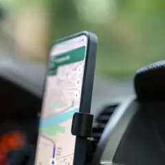 Telefon z mapą na ekranie, zamontowany w samochodzie. To najlepsza nawigacja na telefon za darmo, która ułatwi każdą podróż.