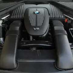 Silnik V8 w BMW X5 2023, gotowy do dostarczenia mocy.