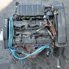Silnik do Peugeot 307 1.6 benzyna, z widocznym kodem 107FX7T i niebieskimi linami.