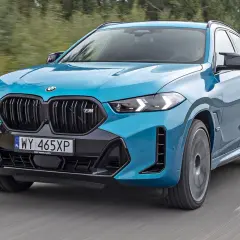 Niebieskie BMW X6 M na drodze. Sprawdź aktualną bmw x6 cena i możliwości tego SUV-a coupe.