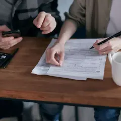 Para dowiedzieć się, jak zapłacić PCC-3 przez internet, analizuje dokumenty, używając kalkulatora i telefonu.