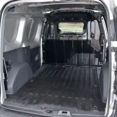 Pusta przestrzeń ładunkowa Dacia Dokker, idealna do transportu. Sprawdź wymiary, by zaplanować przewóz.