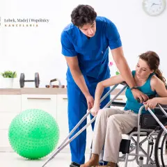 Fizjoterapeuta pomaga kobiecie na wózku inwalidzkim, wspierając ją w walce z uszczerbkiem na zdrowiu.
