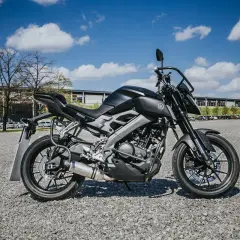Czarny motocykl Yamaha na parkingu. Idealny na pierwszy pojazd, gdy zastanawiasz się, prawo jazdy a1 od ilu lat można zdobyć.