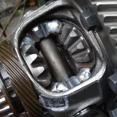 Objawy uszkodzenia mechanizmu różnicowego w skrzyni biegów - jak je rozpoznać