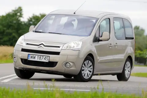 Beżowy Citroen Berlingo 2 na drodze, z tablicą rejestracyjną WW 1874S.