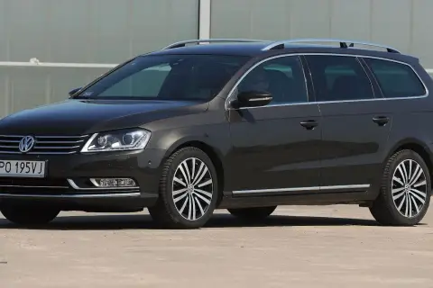 Ciemnoszary Volkswagen Passat Variant z silnikiem 2.0 TDI, zaparkowany na zewnątrz.
