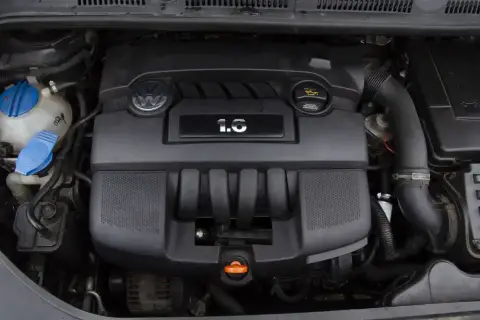 Silnik Volkswagena 1.6 MPI, czarny, z logo marki i oznaczeniem pojemności.