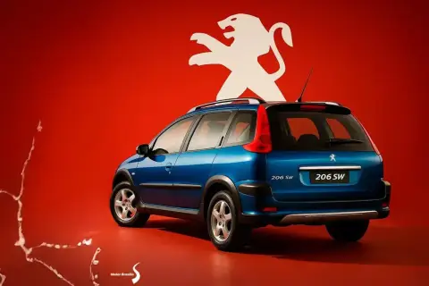 Niebieski Peugeot 206 1.4 benzyna SW na czerwonym tle z logo lwa.