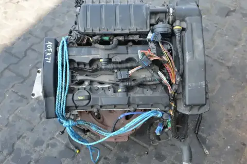 Silnik do Peugeot 307 1.6 benzyna, z widocznym kodem 107FX7T i niebieskimi linami.